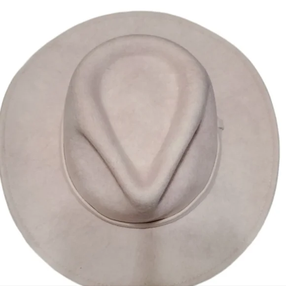 Beautiful hat! Very pale pink; almost cream - Picture 3 of 7